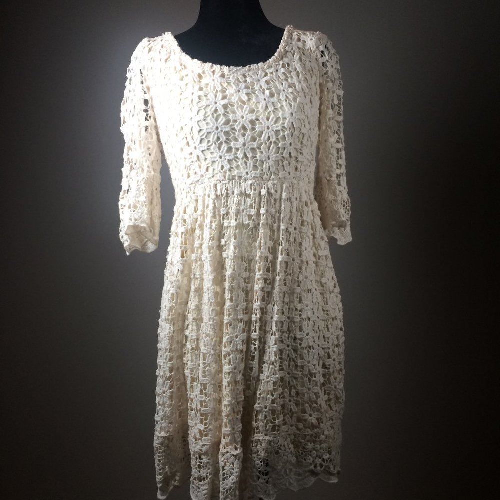 Medium white daisies crochet dress with open back and short sleeves